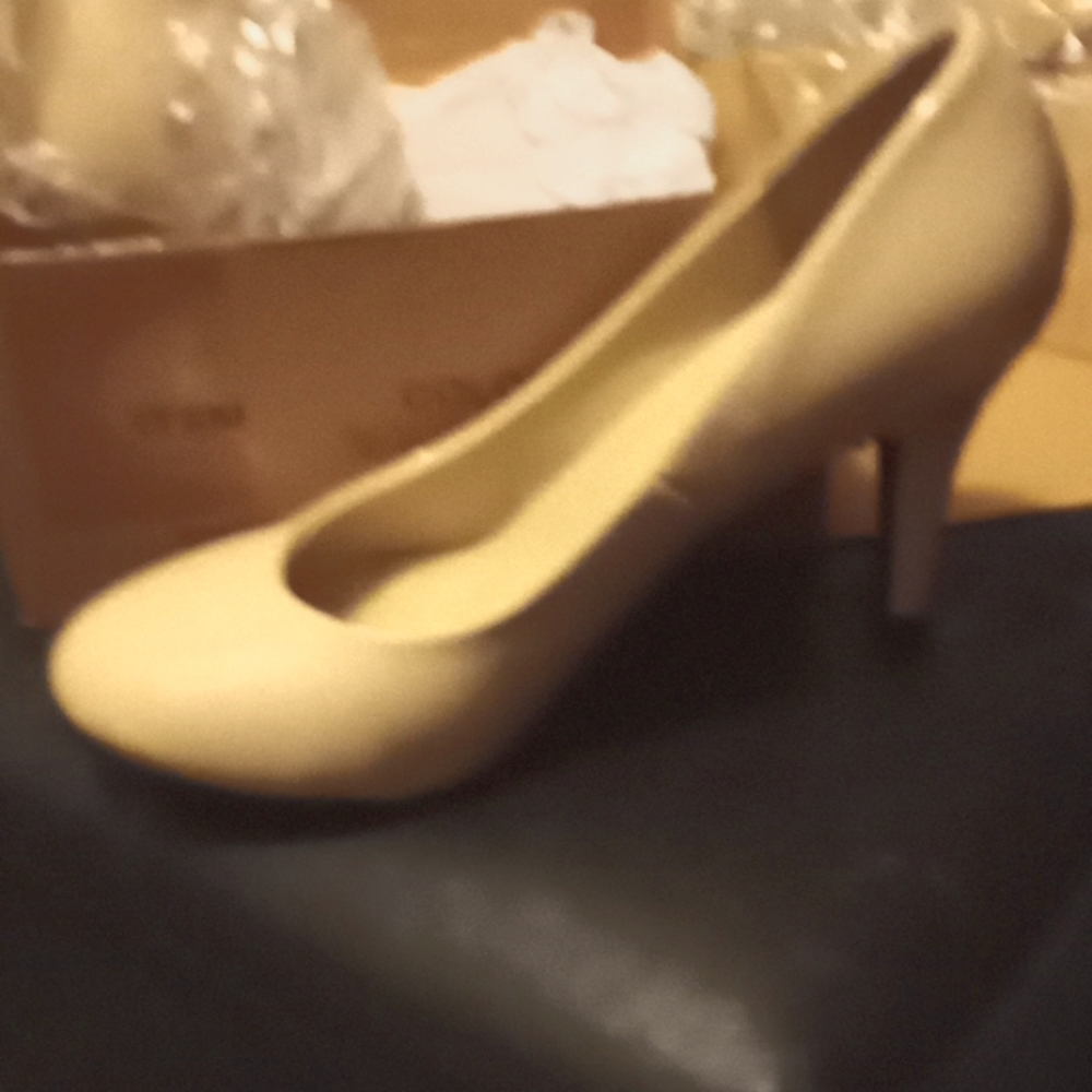 Nude never worn heels